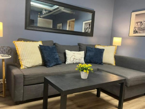 Funky 3rd Floor Condo 5 Beds with Sofa Bed plus WIFI